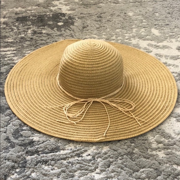 Accessories - Straw hat with gold threading